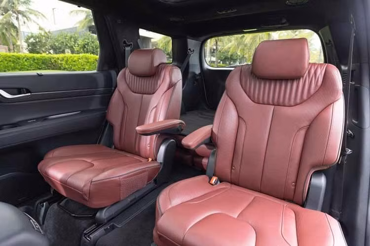Theo thông tin từ đại lý, Hyundai Palisade bản nâng cấp giữa vòng đời sẽ chính thức trình làng tại Việt Nam vào tháng 9 năm nay. Hiện các đại lý đã mở cọc dành cho bản mới của dòng SUV cỡ lớn này. Tương tự phiên bản cũ, Hyundai Palisade mới cũng sẽ được lắp ráp tại Việt Nam. Tuy nhiên, thay vì ngừng bán bản cũ, Hyundai Thành Công sẽ phân phối song song với xe đời mới.