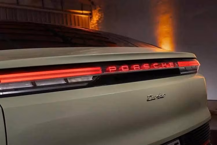 Bên dưới lớp vỏ, Porsche Cayenne Coupe EV chia sẻ nền tảng với Cayenne Electric tiêu chuẩn, bao gồm kiến trúc điện 800 V, pin dung lượng 113 kWh và khả năng sạc nhanh 400 kW, cho phép nạp từ 10% lên 80% trong chưa đầy 16 phút.