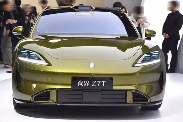 Trên nóc xe, toàn bộ các phiên bản đều được trang bị cảm biến LiDAR hình ảnh thế hệ mới tiêu chuẩn, cung cấp nền tảng phần cứng cho hệ thống lái thông minh. Ở phía sau, Shangjie Z7 sở hữu kiểu dáng hẹp trên, rộng dưới, kết hợp cánh lướt gió đuôi vịt nhỏ, làm nổi bật phong cách coupe. Bộ khuếch tán phía sau có thiết kế sắc sảo, đồng bộ với phần đầu xe.