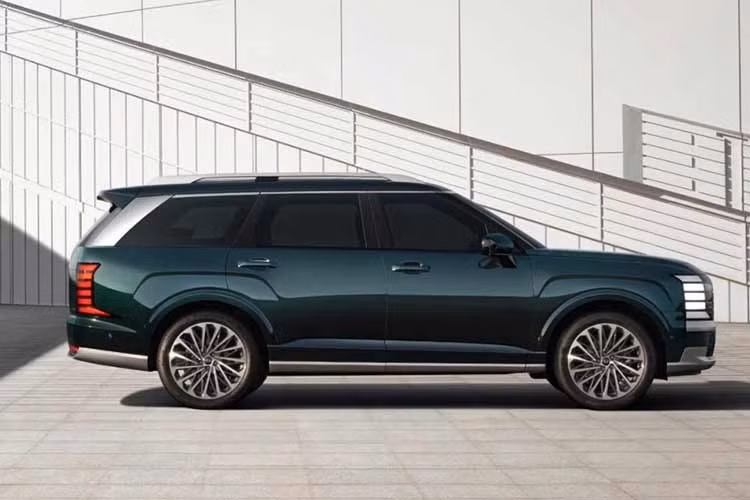 Bên cạnh động cơ mới, Hyundai Palisade còn được cải tiến đáng kể về mặt thiết kế và trang bị. Ngay cả kích thước của Hyundai Palisade 2026 cũng đã thay đổi nhẹ với chiều dài tăng 65 mm trong khi chiều dài cơ sở nhỉnh hơn 70 mm. Xe sở hữu kích thước dài x rộng x cao lần lượt 5.060 x 1.980 x 1.805 mm và chiều dài cơ sở 2.970 mm.