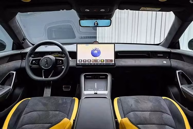 Trong khi đó, Shangjie Z7T có thiết kế đuôi xe đầy đặn hơn nhờ kiểu dáng wagon nên mang lại khả năng chứa đồ vượt trội. Dung tích khoang hành lý tối đa của Z7 là 1.582 lít còn Z7T đạt 1.694 lít, với độ mở tối đa 874 mm, có thể chứa cùng lúc 2 vali 28 inch và 2 vali 24 inch.