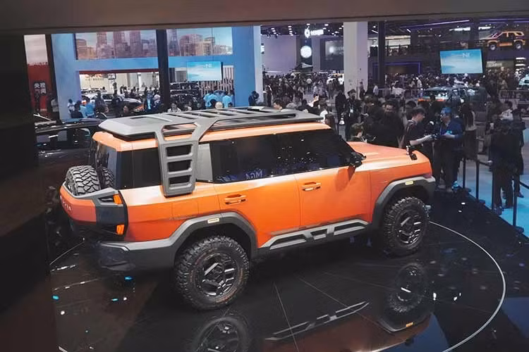 Mẫu xe concept này cũng tích hợp nhiều chi tiết phục vụ off-road như bậc lên xuống, giá nóc, thang leo ở cột D và ốp cua lốp vuông vức sơn đen. Phía sau là giá treo lốp dự phòng đặt sau thanh gia cường cỡ lớn.