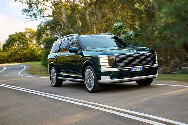 Với giá bán mới dao động từ 1,299-1,429 tỷ đồng, Hyundai Palisade có giá ngang ngửa những mẫu SUV ở phân khúc thấp hơn như Ford Everest hay người anh em Santa Fe. Việc giảm giá này sẽ giúp tạo khoảng cách rõ rệt giữa Hyundai Palisade đời cũ và mới khi hai mẫu xe được bán song song trên thị trường.