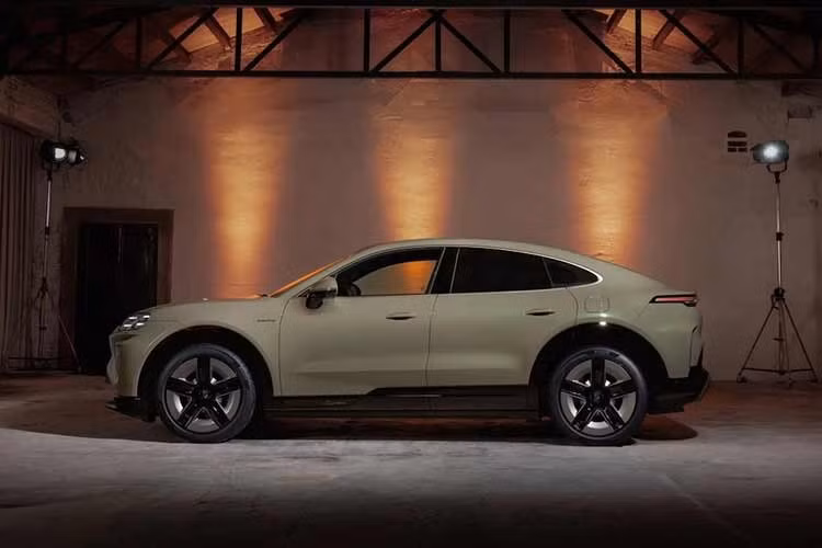 Trước đó, Porsche đã giới thiệu bản thuần điện của Cayenne tiêu chuẩn. Phiên bản Coupe mới nổi bật với phần nóc lấy cảm hứng từ Porsche 911, đi kèm cấu trúc mui riêng biệt và kính chắn gió thiết kế đặc thù, tạo nên dáng xe dốc hơn so với bản SUV tiêu chuẩn.