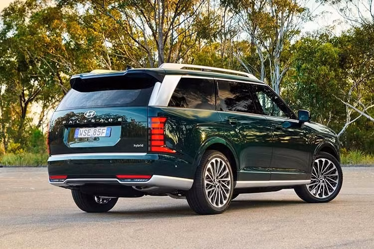 Hyundai Palisade hiện chỉ có 1 loại động cơ là máy dầu 4 xi-lanh, dung tích 2.2L, tạo ra công suất tối đa 200 mã lực và mô-men xoắn cực đại 440 Nm. Hiện chưa rõ liệu động cơ này có được duy trì trên Palisade đời mới hay không.