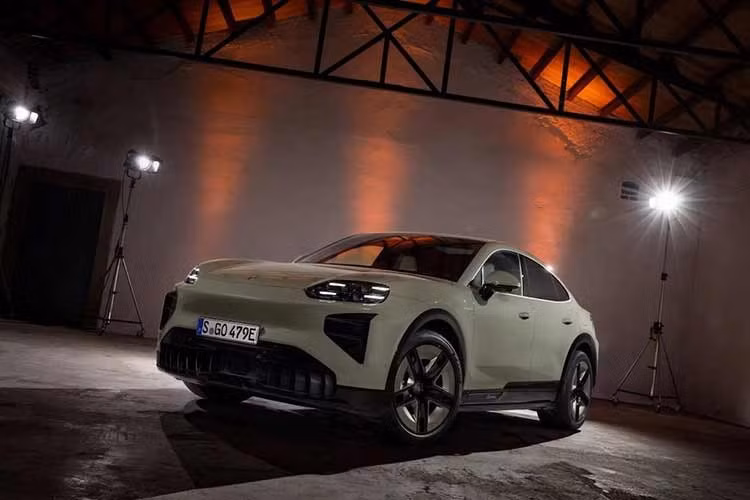 Vốn là biến thể thiên về phong cách với tính thực dụng thấp hơn của dòng Porsche Cayenne, Cayenne Coupe giờ đây tiếp tục được bổ sung hệ truyền động thuần điện nhằm đáp ứng nhu cầu đa dạng của khách hàng.