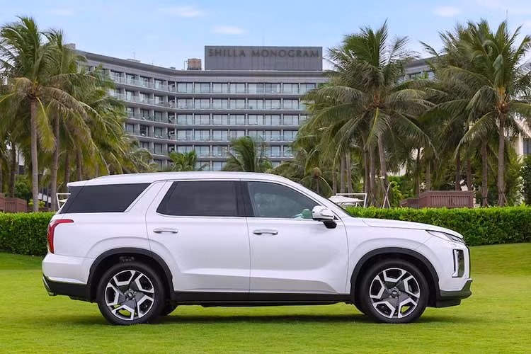Cụ thể hơn, Hyundai Palisade bản Exclusive 7 chỗ và 6 chỗ đều được giảm giá 170 triệu đồng, xuống còn lần lượt 1,299 tỷ và 1,309 tỷ đồng. Mức giảm giá tương ứng của 2 phiên bản Prestige 7 chỗ và 6 chỗ là 160 triệu đồng, xuống còn lần lượt 1,399 tỷ và 1,429 tỷ đồng.
