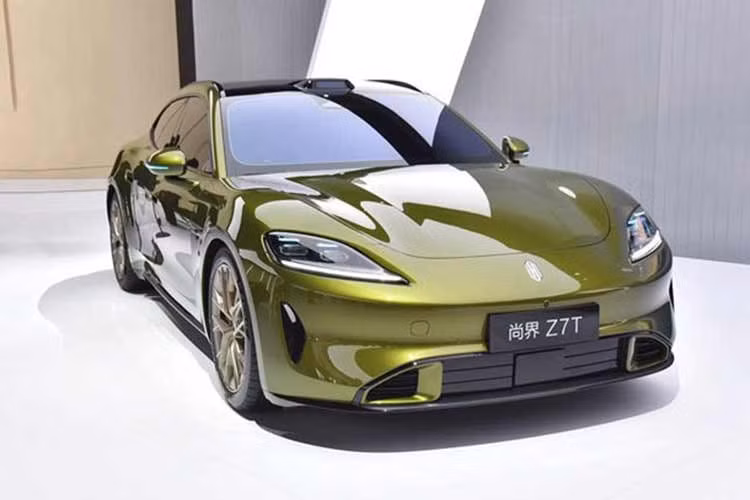 Nếu như Shangjie Z7 mang kiểu dáng sedan thì Z7T lại là phiên bản wagon thực dụng hơn của mẫu xe này. Hai xe sở hữu kích thước dài x rộng x cao lần lượt 5.036-5.051 x 1.976-1.980 x 1.445-1.465 mm và chiều dài cơ sở 3.000 mm. Cả Shangjie Z7 và Z7T đều được trang bị lưới tản nhiệt đóng kín, kết hợp cụm đèn pha thanh mảnh và kéo dài cùng hốc hút gió chia ba phần trên cản trước.