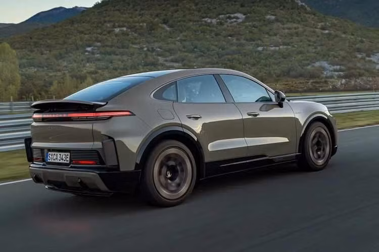 Đáng chú ý, Porsche không thay thế hoàn toàn các phiên bản dùng động cơ xăng hay hybrid bằng Cayenne thuần điện. Tất cả các phiên bản vẫn sẽ tiếp tục được duy trì, cho thấy định hướng cho phép khách hàng tự do lựa chọn loại hệ truyền động phù hợp trong tương lai gần của thương hiệu Đức.