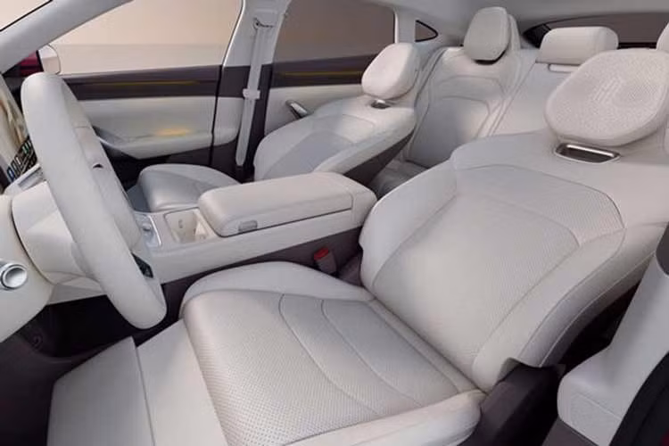 Điểm nhấn tiếp theo của hai mẫu xe này là công nghệ lái thông minh. Nhờ cảm biến LiDAR đã nhắc ở trên, trong điều kiện tầm nhìn kém như ban đêm hoặc sương mù, khả năng nhận diện vật thể có độ phản xạ thấp của xe tăng 190%. Đồng thời, xe có thể phát hiện vật thể nhỏ cao 14 cm từ khoảng cách xa, nâng cao đáng kể độ an toàn. Xe cũng được trang bị hệ thống hỗ trợ lái Huawei ADS 4.1 tiêu chuẩn...