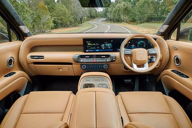 Ở thị trường nước ngoài, Hyundai Palisade mới có 2 tùy chọn động cơ. Đầu tiên là động cơ xăng 4 xi-lanh, tăng áp, dung tích 2.5L, sản sinh công suất tối đa 218 mã lực và mô-men xoắn cực đại 422 Nm. Động cơ kết hợp với hộp số tự động 8 cấp, tiêu thụ lượng xăng trung bình 10,3 lít/100 km.