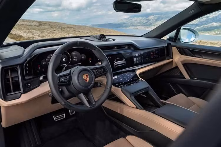 Tuy nhiên, tâm điểm là Porsche Cayenne Turbo Coupe Electric với công suất tối đa 1.139 mã lực và mô-men xoắn cực đại 1.499 Nm có thể tăng tốc từ 0-97 km/h chỉ trong 2,4 giây, ngang bằng với phiên bản nhanh nhất của Porsche 911 hiện nay.