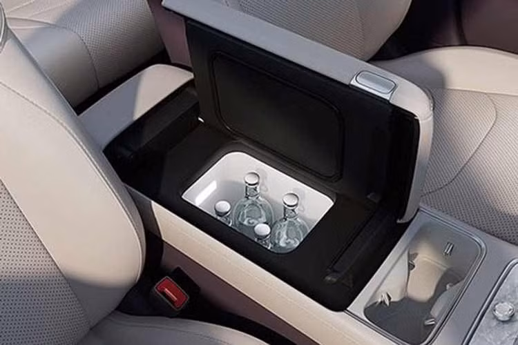 Phiên bản tiêu chuẩn có tên Max của Shangjie Z7 sử dụng 1 mô-tơ điện đặt phía sau, cho công suất tối đa 359 mã lực và đi kèm pin có dung lượng 81 kWh. SAIC cũng cung cấp tùy chọn pin 100 kWh cùng cấu hình 2 mô-tơ điện với tổng công suất 590 mã lực. Ở cấu hình này, xe có thể tăng tốc từ 0-100 km/h trong 3,44 giây.
