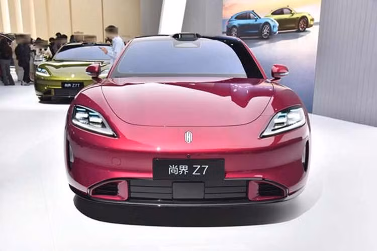Ngay cả trước khi ra mắt chính thức tại Triển lãm Ô tô Bắc Kinh 2026, Shangjie Z7 đã là mẫu xe thu hút nhiều sự chú ý của giới truyền thông trong nước và quốc tế nhất. Nguyên nhân là bởi mẫu xe này sở hữu thiết kế như lai giữa Porsche Taycan và Xiaomi SU7.