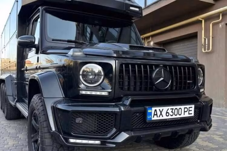 Thông thường, đây chỉ là giá trị của một chiếc xe SUV Mercedes-Benz G63 tiêu chuẩn; trong khi đó, chi phí để thi công và chế tạo một hệ thống khung gầm tám bánh phức tạp cùng khoang nhà di động chuyên dụng chắc chắn sẽ đẩy mức giá lên cao hơn gấp nhiều lần.