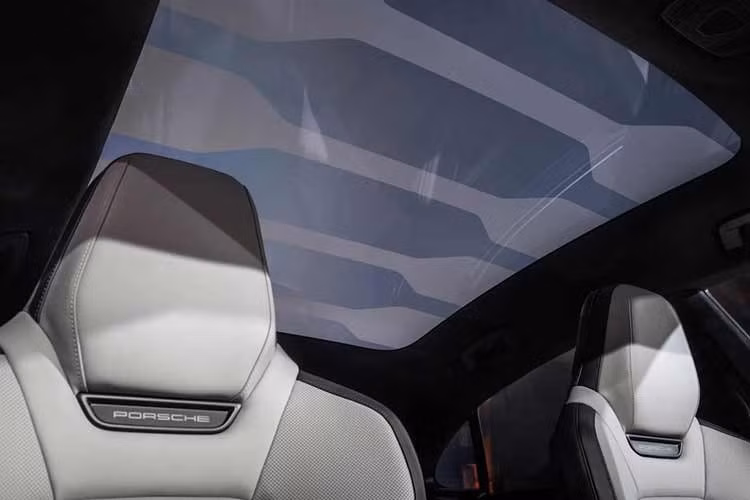 Tốc độ tối đa của Porsche Cayenne Coupe EV dao động từ 230 km/h ở bản tiêu chuẩn đến 261 km/h ở bản Turbo. Không chỉ mạnh mẽ, mẫu SUV điện này còn có khả năng kéo tải lên tới 3.500 kg, tương đương một chiếc thuyền cỡ lớn.
