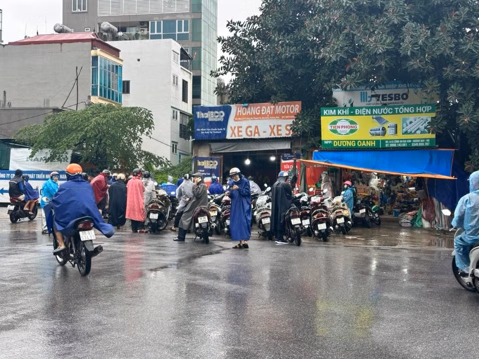 Trận mưa kéo dài vừa qua ảnh hưởng rất nhiều đến công việc của người dân, đặc biệt những người chạy dịch vụ như xe ôm, ship đồ...