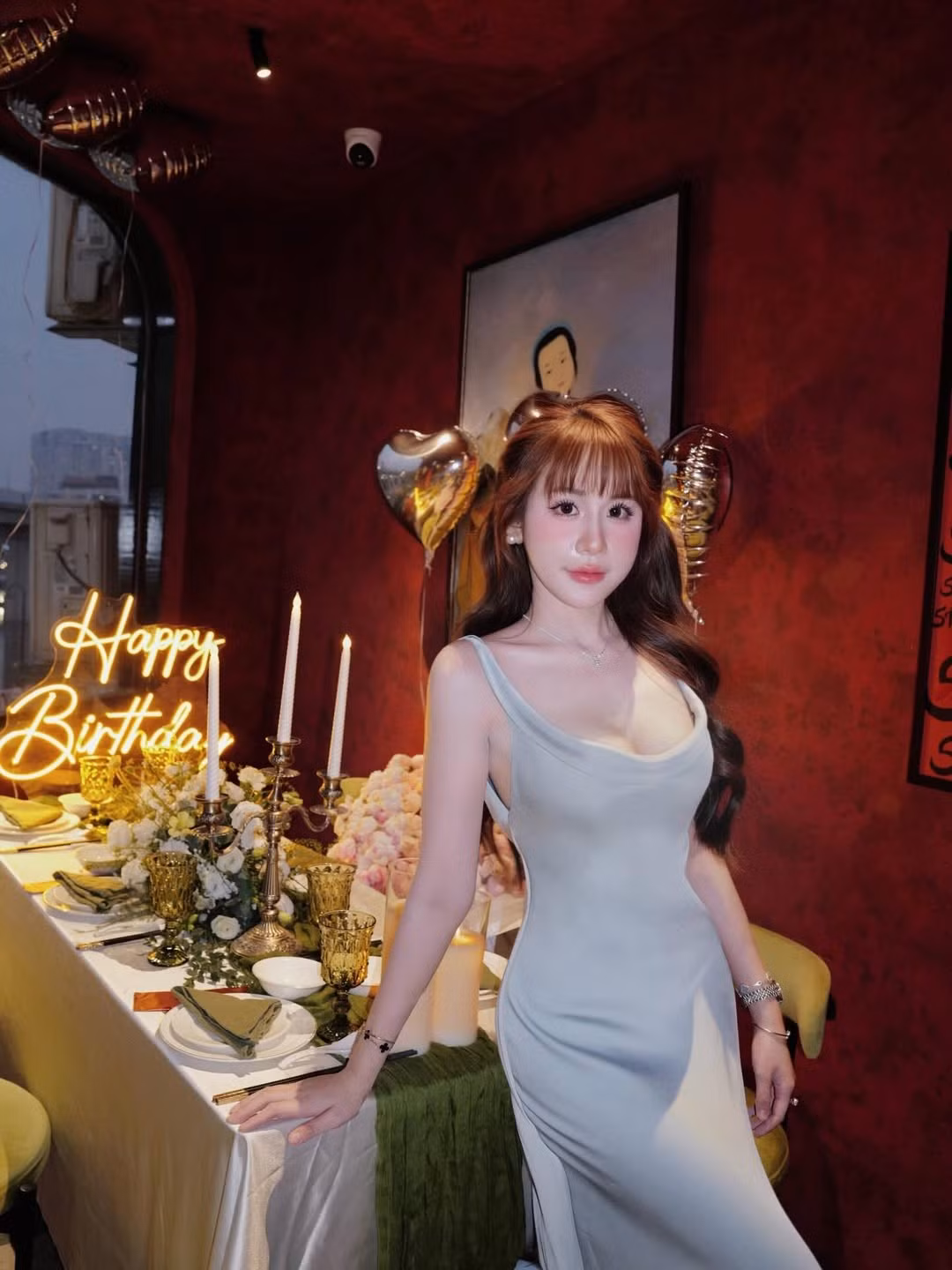 Không cần tạo dáng quá cầu kỳ, người đẹp sinh năm 2001 vẫn ghi điểm tuyệt đối nhờ thần thái dịu dàng, sang trọng và nhan sắc ngày càng thăng hạng.