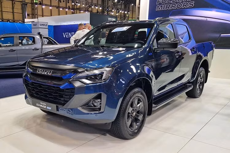 Ngay cả khi so sánh các phiên bản tương đương, mức chênh lệch cũng rất lớn. Ví dụ, D-Max EV phiên bản cabin đôi DL40 có giá 60.995 bảng (khoảng 2,15 tỷ đồng), trong khi bản diesel DL40 chỉ ở mức 36.755 bảng (tương đương 1,3 tỷ đồng).