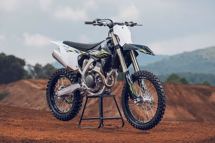 Triumph vừa vén màn mẫu xe địa hình TF 250-X 2026 , tiết lộ hàng loạt cập nhật cho mẫu "cào cào" motorcross chuyên nghiệp này. Những thay đổi này diễn ra khi xe bước vào mùa giải thi đấu thứ ba và hứa hẹn cải thiện khả năng truyền lực, kiểm soát thân xe và độ bền của các bộ phận.