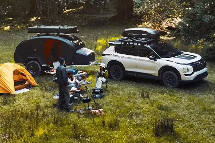 Mitsubishi vừa chính thức giới thiệu phiên bản Outlander Trail Edition 2025 tại thị trường Mỹ. Đây là lần đầu tiên mẫu SUV cỡ trung này được bổ sung một gói thiết kế mang phong cách "off-highway".