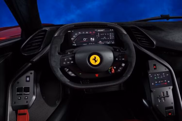 Nội thất của Ferrari cũng có nhiều thay đổi. Nâng cấp rõ ràng nhất là hộp số được thiết kế lại hoàn toàn, giờ đây bao gồm cần số mới. Bảng điều khiển cũng được tùy chỉnh để trông gợi nhớ hơn đến bảng điều khiển của 288 GTO , và giờ đây thậm chí còn bao gồm một bộ điều khiển HVAC độc đáo.