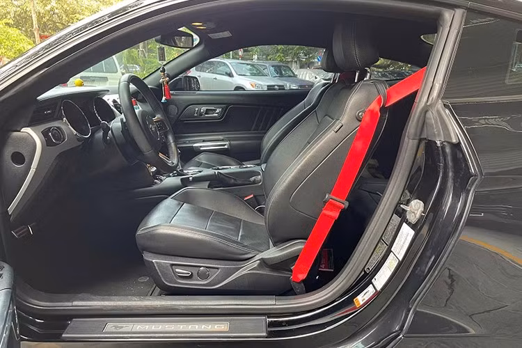 Ford Mustang GT được trang bị đến loại động cơ V8, dung tích 5.0 lít, hút khí tự nhiên, sản sinh công suất tối đa 460 mã lực và mô-men xoắn cực đại 569 Nm. Đi cùng "trái tim" này trên Ford Mustang GT đời 2019 vẫn là hộp số tự động 10 cấp.