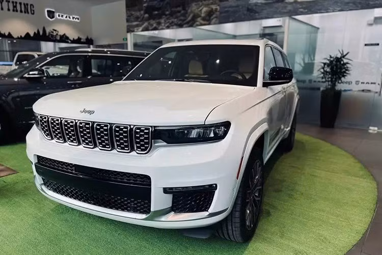 Có thể thấy số tiền chênh lệch giữa giá bán cũ và giá khuyến mại của các mẫu xe Jeep kể trên đủ để mua những chiếc ôtô tiền tỷ "đập hộp". Đây là mức giảm giá cao nhất của các mẫu xe Jeep kể từ khi thương hiệu Mỹ gia nhập thị trường Việt Nam vào cuối năm 2020. Theo đại diện công ty JVA, chương trình khuyến mãi này không giới hạn về mặt số lượng.