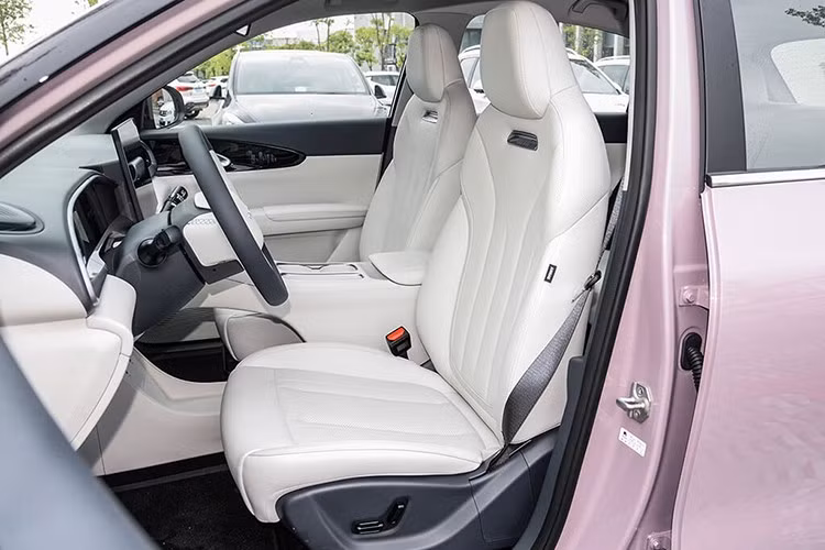 Từ vị trí thứ sáu là Xiaomi SU7, mẫu xe tân binh đến từ thương hiệu công nghệ Xiaomi. Mẫu SUV chủ lực của Geely là Xingyue L xếp vị trí thứ 7. Tại Việt Nam, mẫu xe này có tên Monjaro và sẽ được ra mắt ngay trong tháng 7/2025. Các vị trí tiếp theo lần lượt là: BYD Song Plus (tại Việt Nam có tên là Sealion 6), Volkswagen Lavida, Nissan Sylphy.