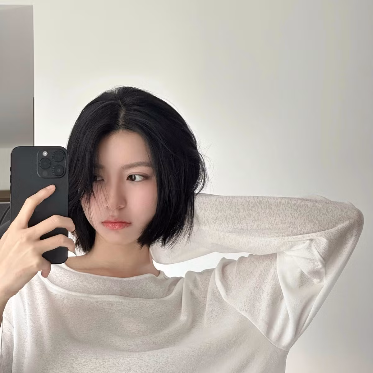 Nhờ ngoại hình nổi bật và thần thái cuốn hút, Bâu Krysie nhanh chóng trở thành gương mặt quen thuộc trên mạng xã hội, đặc biệt là Instagram, nơi cô được gọi với danh xưng “nữ thần mạng” hay “nữ sinh xinh nhất Instagram”.