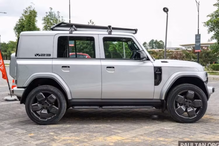 Có thể thấy mẫu xe này sở hữu chiều dài cơ sở vượt trội so với những mẫu SUV cỡ B+ khác đang bán ở Việt Nam như Toyota Corolla Cross hay Subaru Crosstrek. Tuy nhiên, xe sở hữu khoang hành lý có dung tích tiêu chuẩn chỉ 234 lít, bao gồm ngăn chứa đồ 80 lít dưới sàn, và có thể tăng lên 744 lít khi gập hàng ghế sau.