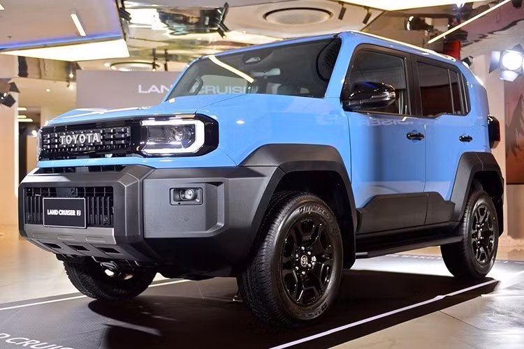 Tuy nhiên theo các tư vấn viên bán hàng của Toyota, giá niêm yết của Land Cruiser FJ tại Việt Nam sẽ là 1,198 tỷ đồng. Như vậy, Land Cruiser FJ có giá tương đương với các phiên bản tầm trung Legender AT 4x2 và 2.7 AT 4x4 của dòng Fortuner.