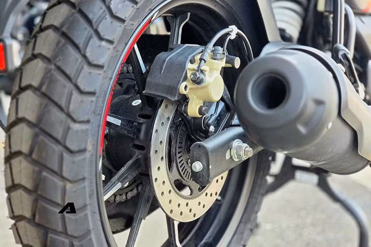 Để đảm bảo khả năng kiểm soát, xe sở hữu hệ thống phanh đĩa trên cả hai bánh, trong đó đĩa trước có đường kính 300 mm tích hợp hệ thống chống bó cứng phanh ABS. Bộ lốp không săm bản lớn (110/70 phía trước và 130/70 phía sau) đi kèm vành 17 inch giúp xe vận hành ổn định trên nhiều dạng địa hình khác nhau.