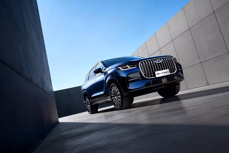 Jaecoo J8 2026 dành tại Trung Quốc còn được trang bị hệ thống trợ lái Falcon 500 cấp cơ bản của Chery. Dù không có cảm biến LiDAR, hệ thống này vẫn hỗ trợ lái tự động mức cao trên trong đô thị và trên cao tốc. Tuy nhiên, phiên bản quốc tế gần như chắc chắn sẽ bị cắt giảm xuống thành công nghệ hỗ trợ lái cấp độ 2. Các phiên bản 5 chỗ sẽ được trang bị 8 túi khí. Bản 7 chỗ có thêm túi khí bên cho hàng ghế sau, nâng tổng số túi khí lên 10.