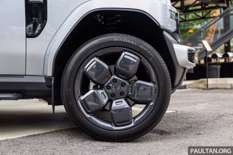 Ở bản AWD, xe có thêm mô-tơ điện phía trước với công suất tối đa 74 mã lực và mô-men xoắn cực đại 112 Nm. Tổng công suất hệ thống đạt 208 mã lực và 292 Nm. Bản AWD dùng pin niken-manga-coban (NMC) dung lượng 81,76 kWh, cung cấp phạm vi hoạt động 430 km. Pin hỗ trợ sạc chậm AC 6,6 kW và sạc nhanh DC 104 kW.