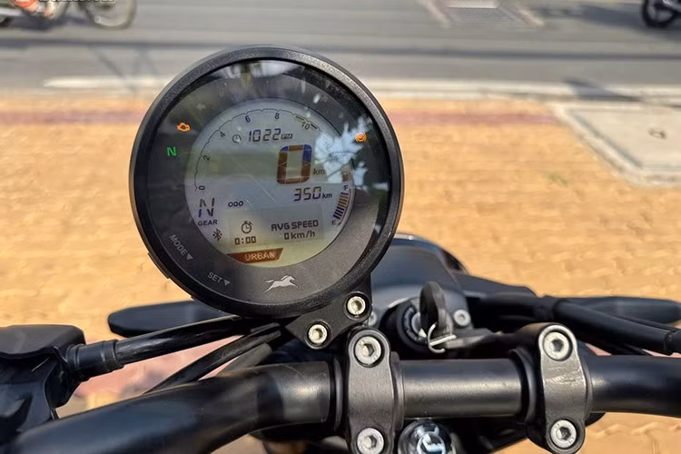 Hệ thống hiển thị của xe là đồng hồ LCD kỹ thuật số đặt lệch sang một bên, tích hợp khả năng kết nối điện thoại thông minh. Bình xăng hình giọt nước có dung tích 14 lít được thiết kế mở rộng về phía trước, tạo tư thế lái bệ vệ nhưng vẫn đảm bảo sự linh hoạt khi vuốt gọn về phía yên xe.