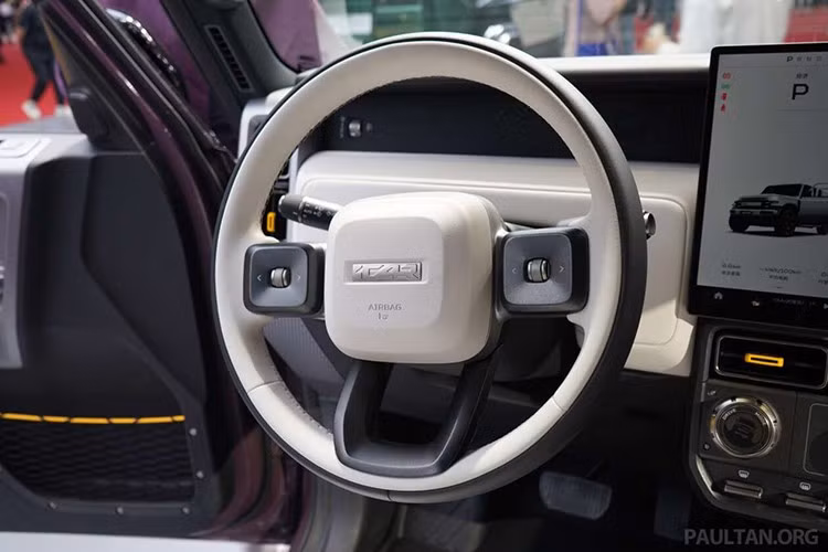 iCaur V23 dành cho thị trường Đông Nam Á không có màn hình tròn phía trước người lái để hiển thị thông tin vận hành như xe tại Trung Quốc. Thay vào đó, màn hình trung tâm sẽ dành khoảng 1/3 diện tích để hiển thị các thông tin như cấp số và tốc độ.