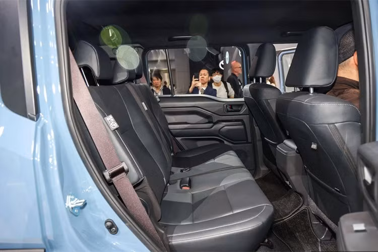 Tuy nhiên là mẫu xe việt dã, Land Cruiser FJ nhỏ gọn, ít chỗ ngồi và ít tiện nghi hơn Fortuner. Mẫu Land Cruiser nhỏ gọn có chiều dài 4.610mm và chiều dài cơ sở 2.580mm. Xe có khoảng sáng gầm 245mm và khả năng lội nước sâu 700mm.