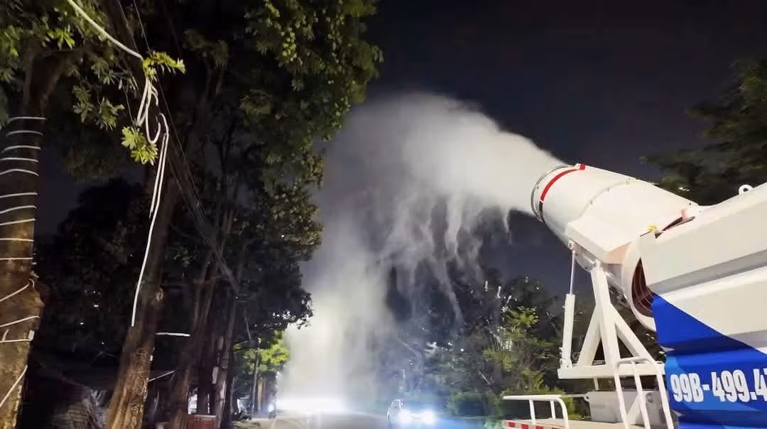 Theo thông tin từ URENCO, việc đưa xe phun sương dập bụi vào vận hành thử được thực hiện theo chỉ đạo của UBND TP Hà Nội về triển khai các giải pháp cấp bách nhằm giảm thiểu ô nhiễm không khí trong mùa khô. Các phương tiện hoạt động chủ yếu trong khung giờ từ 23h hôm trước đến 5h sáng hôm sau, khi lưu lượng phương tiện trên nhiều tuyến đường giảm, tạo điều kiện thuận lợi hơn cho công tác vệ sinh môi trường.