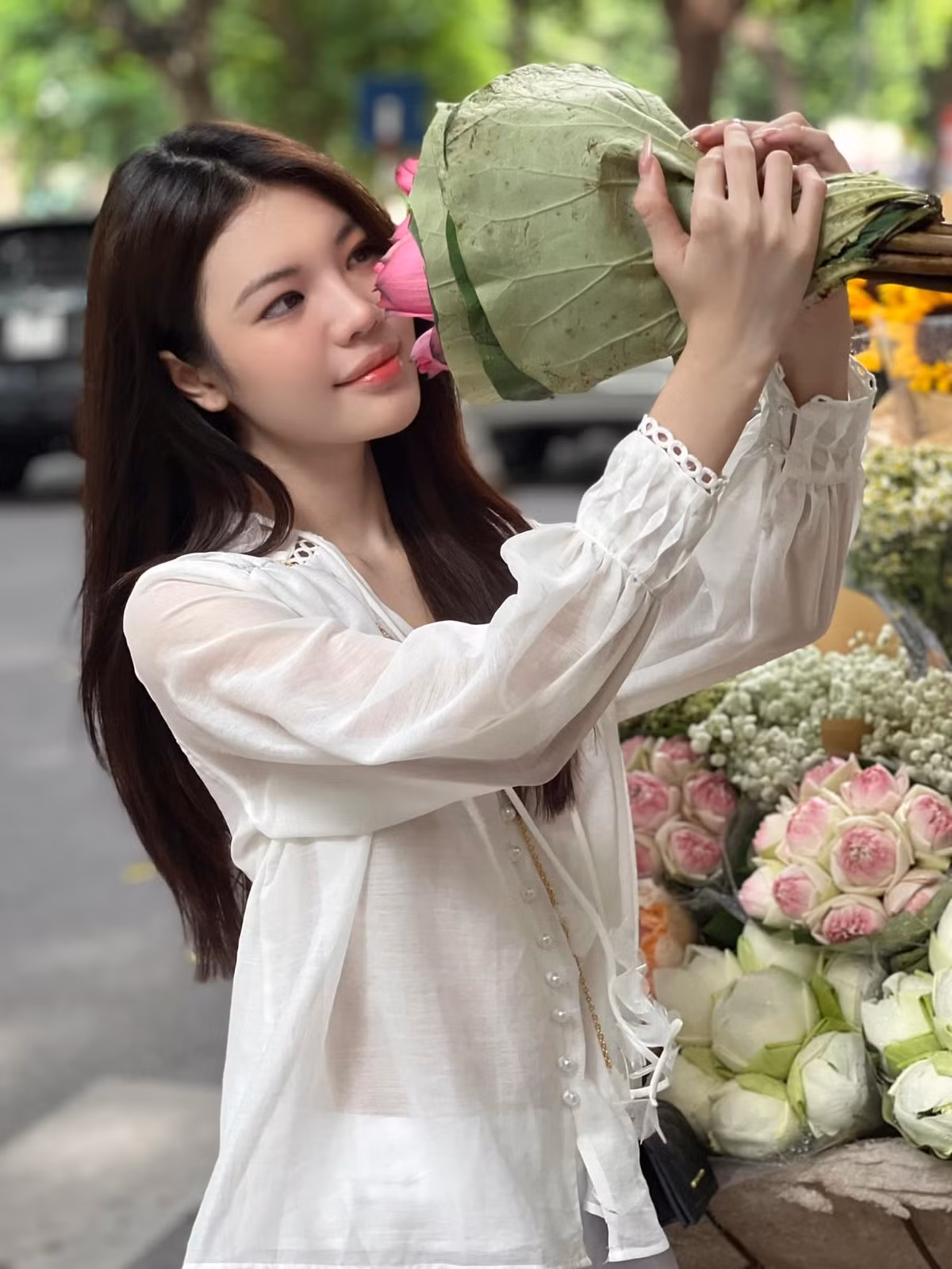 Từ nhỏ, Tường San đã cảm nhận được sự khác biệt trong con người mình. Dù mang hình hài con trai nhưng cô lại thích chơi trò chơi của con gái, mê mặc váy, đi giày cao gót. Cô cũng có cảm xúc đặc biệt với người cùng giới.