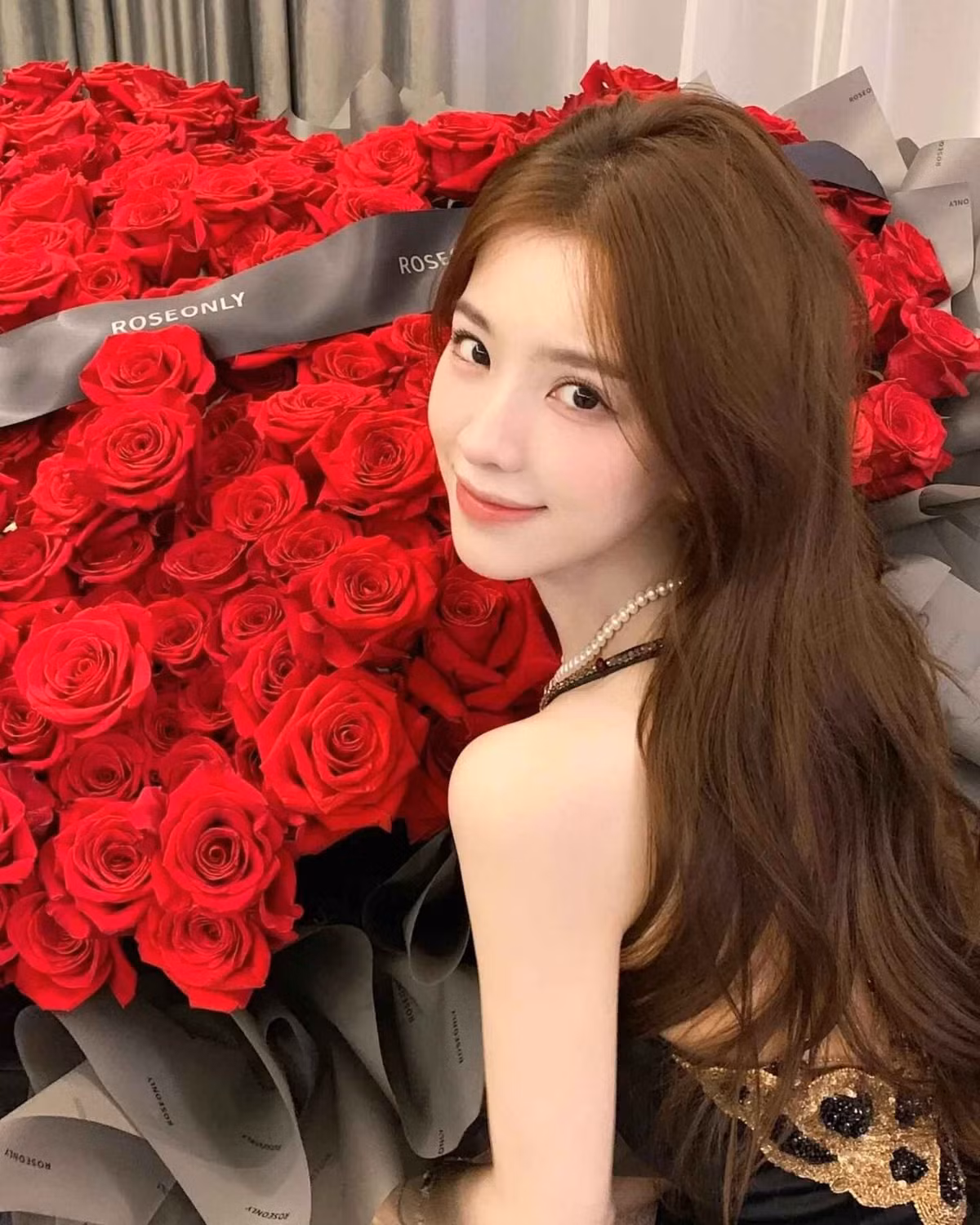 Cô không ký hợp đồng với công ty quản lý nào mà lựa chọn con đường hoạt động độc lập, tự kiểm soát hình ảnh và thương hiệu cá nhân.