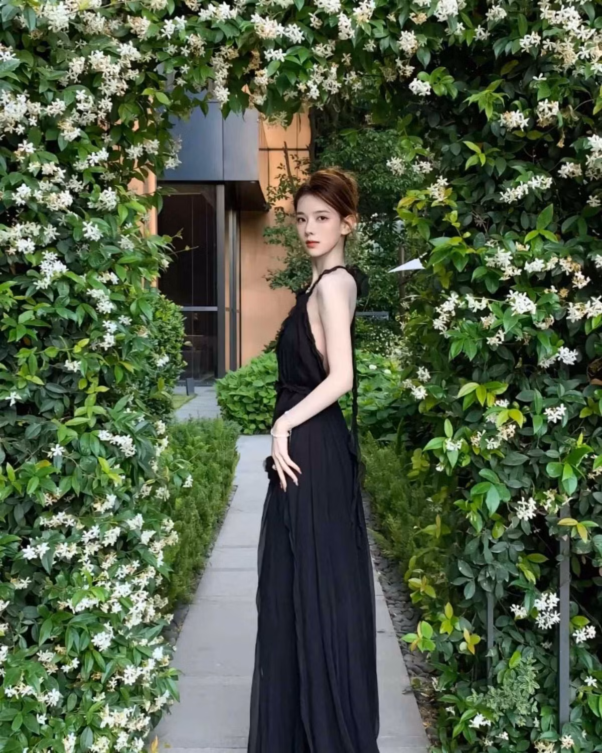 Không chỉ cuộc sống mà vẻ ngoài của Tôn Nhất Ninh cũng ngày càng thăng hạng trông thấy. Nhiều bài viết ví visual của cô như “bạch nguyệt quang” - ánh trăng trong trẻo, thuần khiết nhưng nổi bật, mang đến cảm giác khó quên giữa dàn hot girl mạng. Ảnh sử dụng trong bài: Weibo.