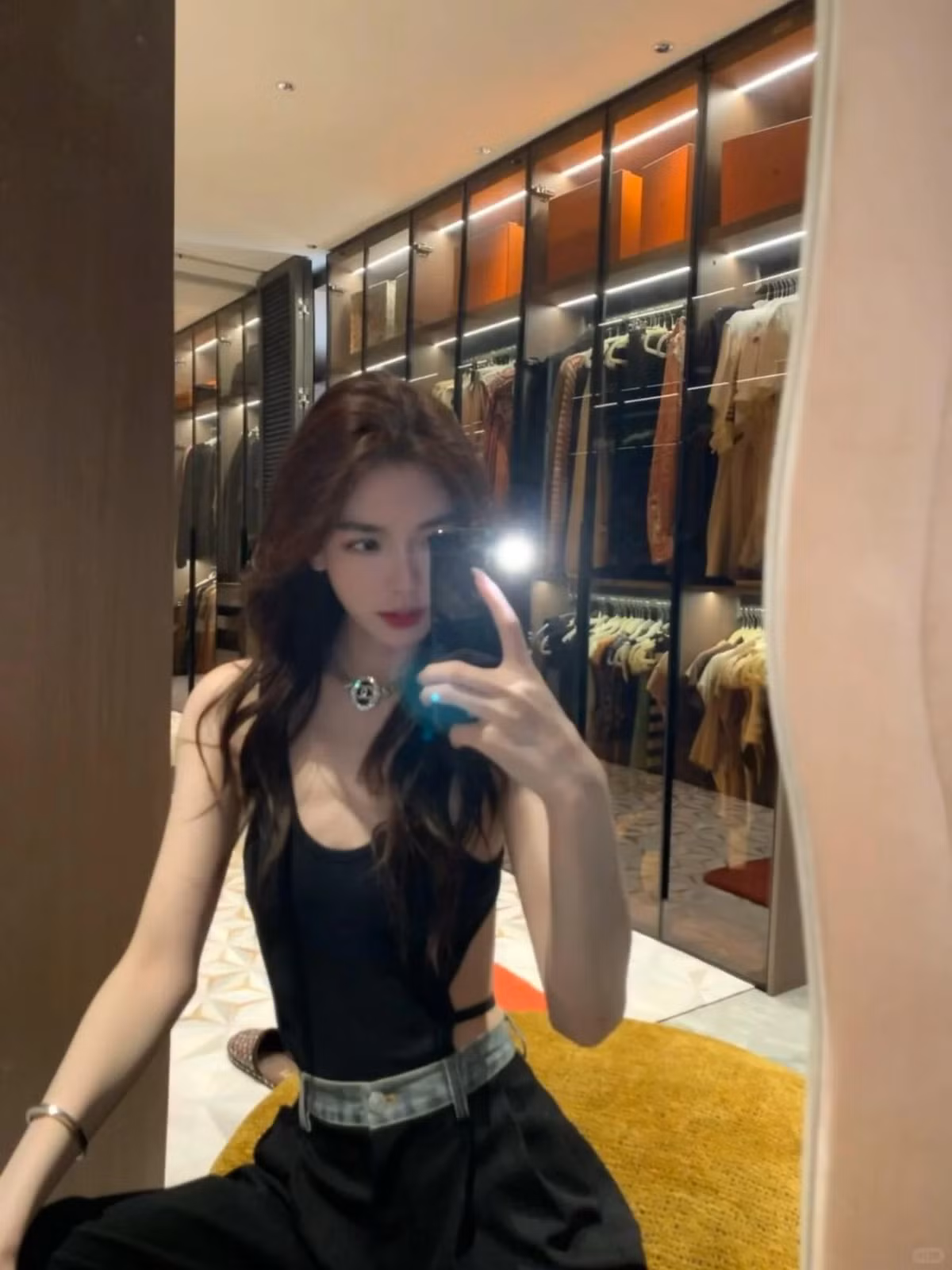 Nhiều người bình luận nhận xét nhan sắc hot girl ngày càng thăng hạng, visual nổi bật; không chê vào đâu được.