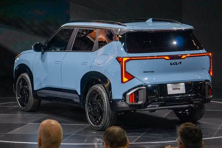 Trong khi đó, Kia Seltos 2027 tại Trung Quốc phiên bản tiêu chuẩn sử dụng động cơ 1.5L hút khí tự nhiên kết hợp hộp số IVT, hướng đến nhóm khách hàng ưu tiên khả năng tiết kiệm nhiên liệu với mức tiêu thụ công bố 6,54 lít/100 km.