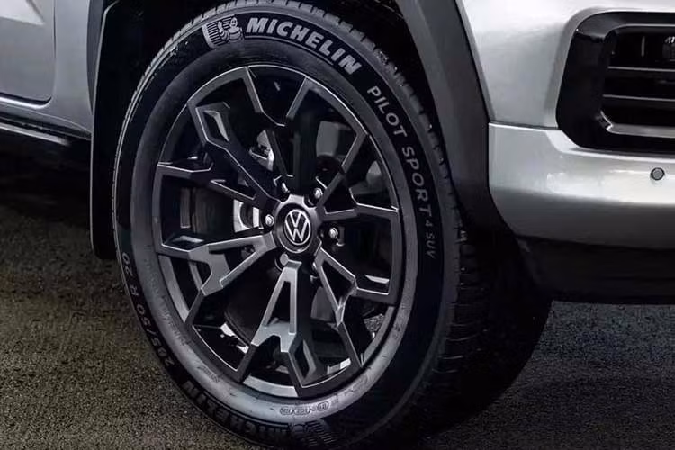 Chưa hết, mẫu xe bán tải Volkswagen Amarok W600 còn sử dụng mâm 20 inch sơn đen đi cùng lốp Michelin Pilot Sport 4 SUV. Cản trước thiết kế lại, ốp cua lốp mở rộng, bậc lên xuống chỉnh điện và ống xả kép phía sau cũng được trang bị cho mẫu xe bán tải này.