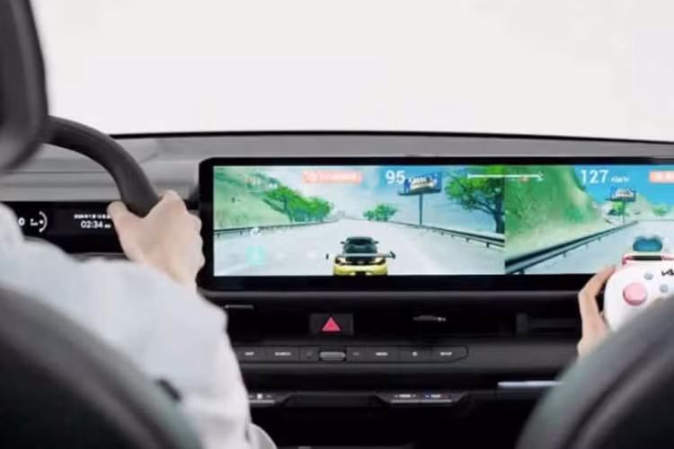 Xe cũng được phát triển hệ sinh thái số dành riêng cho người dùng Trung Quốc với hai nền tảng dẫn đường Baidu và Gaode, ứng dụng xem video iQiyi, phần mềm karaoke tích hợp cùng trợ lý AI Baidu Ernie Bot có khả năng giao tiếp bằng ngôn ngữ tự nhiên và hỗ trợ điều khiển nhiều chức năng trên xe thông qua giọng nói.