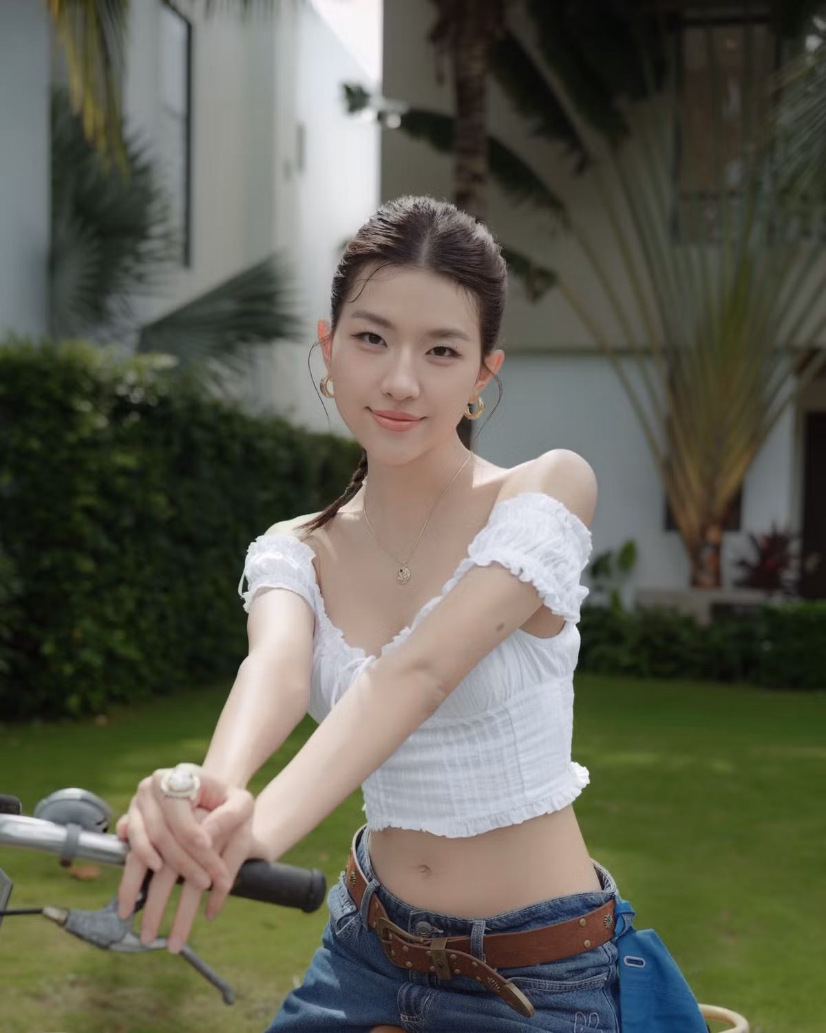 Gương mặt hài hòa, đôi mắt sáng, sống mũi thanh tú và nụ cười chúm chím tạo cảm giác thân thiện, dễ chịu. Bên cạnh đó, phong thái nhẹ nhàng, mềm mại, toát lên sự tự tin Lamoon.