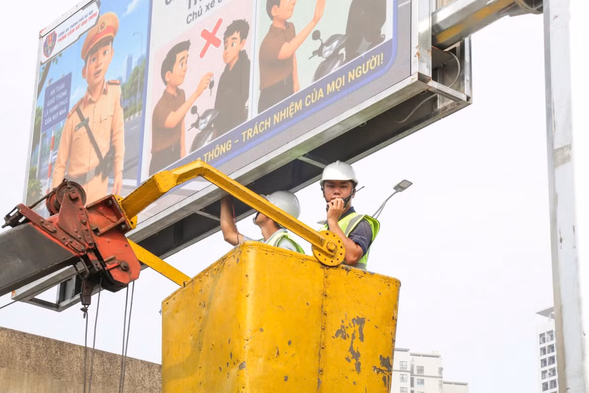 Các màn hình được lắp đặt tại nhiều vị trí có lưu lượng phương tiện lớn như nút giao Quốc lộ 3 - Quốc lộ 18, Võ Chí Công - Nguyễn Hoàng Tôn, Quốc lộ 2 - Võ Văn Kiệt, Quang Trung - Lê Trọng Tấn, Đàm Quang Trung - Cổ Linh, cầu vượt Mai Dịch cùng nhiều tuyến đường cửa ngõ và trục giao thông chính của Thủ đô.