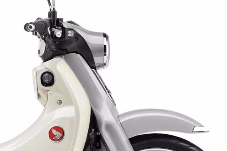Về sức mạnh, Super Cub C125 2026 tiếp tục sử dụng động cơ xi-lanh đơn, 4 thì, SOHC, 2 van, làm mát bằng không khí, dung tích 123 cc. Khối động cơ này cho công suất tối đa 7,2 kW, tương đương 9,8 mã lực tại 7.500 vòng/phút, cùng mô-men xoắn cực đại 10 Nm tại 6.250 vòng/phút.