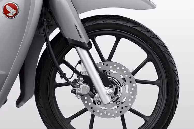 Còn phiên bản màu Premium Silver Metallic mang sắc bạc sáng, sạch sẽ, đi kèm yên xe hai tông màu, tạo nên diện mạo hiện đại và gọn gàng hơn theo phong cách đương đại. Hai màu mới này được phân phối song song với màu Pearl Bosphorus Blue quen thuộc, nâng tổng số lựa chọn màu sắc của Super Cub C125 2026 lên ba tùy chọn.